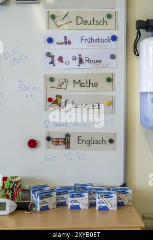 Klassenzimmer der vierten Klasse, nach der Schule ist das Gebäude älter, aber in gutem Zustand, Schulverpflegung, UHT-Milch Stockfoto