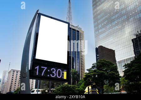 Plakatschachtel in der Stadt Sao Paulo. Verwenden Sie dieses Mockup für den Fototag für Ihr Outdoor-Design. Stockfoto