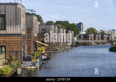 18 schwimmende Wohngebäude Havenlofts Nassauhaven, energieneutral, Solarzellen, Wärme aus Biomasse, Holzbau, eigene Abwasserbehandler Stockfoto