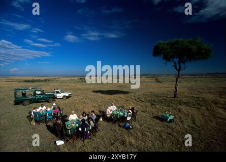 Frühstück auf den Mara Plains nach einem Flug im Heißluftballon über die afrikanische Savanne, Masai Mara Game Reserve, Kenia Stockfoto