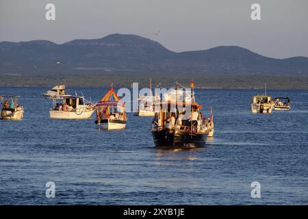 Boote in der Prozession der Fischer mit dem Bild von Sant Pere, Port d'Alcudia, Mallorca, Balearen, Spanien, Europa Stockfoto