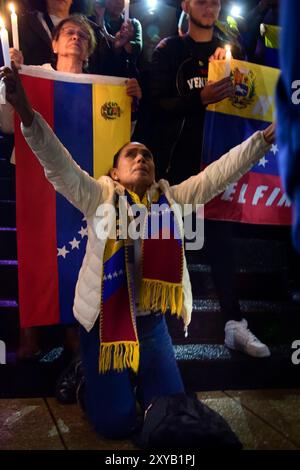 Mexiko-Stadt, Mexiko-Stadt, Mexiko. August 2024. Die Anhänger der venezolanischen Opposition beten während einer Demonstration am Fuße des Revolutionsdenkmals in Mexiko-Stadt, wo sie auch den Rückzug von Nicolas Maduro von der Macht und die Anerkennung von Edmundo Gonzalez als virtueller Sieger der venezolanischen Wahlen vom 28. Juli forderten. (Kreditbild: © Jorge Nunez/ZUMA Press Wire) NUR REDAKTIONELLE VERWENDUNG! Nicht für kommerzielle ZWECKE! Stockfoto