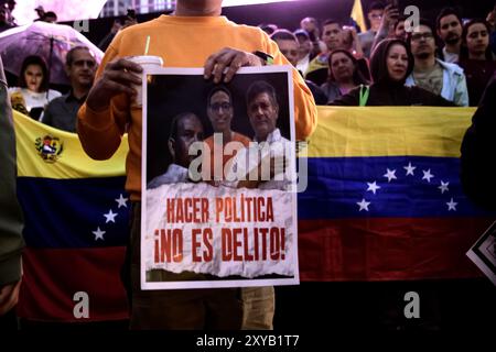 Mexiko-Stadt, Mexiko-Stadt, Mexiko. August 2024. Die Anhänger der venezolanischen Opposition beten während einer Demonstration am Fuße des Revolutionsdenkmals in Mexiko-Stadt, wo sie auch den Rückzug von Nicolas Maduro von der Macht und die Anerkennung von Edmundo Gonzalez als virtueller Sieger der venezolanischen Wahlen vom 28. Juli forderten. (Kreditbild: © Jorge Nunez/ZUMA Press Wire) NUR REDAKTIONELLE VERWENDUNG! Nicht für kommerzielle ZWECKE! Stockfoto