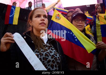 Mexiko-Stadt, Mexiko-Stadt, Mexiko. August 2024. Die Anhänger der venezolanischen Opposition beten während einer Demonstration am Fuße des Revolutionsdenkmals in Mexiko-Stadt, wo sie auch den Rückzug von Nicolas Maduro von der Macht und die Anerkennung von Edmundo Gonzalez als virtueller Sieger der venezolanischen Wahlen vom 28. Juli forderten. (Kreditbild: © Jorge Nunez/ZUMA Press Wire) NUR REDAKTIONELLE VERWENDUNG! Nicht für kommerzielle ZWECKE! Stockfoto