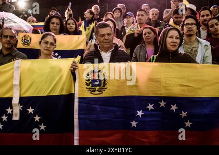 Mexiko-Stadt, Mexiko-Stadt, Mexiko. August 2024. Die Anhänger der venezolanischen Opposition beten während einer Demonstration am Fuße des Revolutionsdenkmals in Mexiko-Stadt, wo sie auch den Rückzug von Nicolas Maduro von der Macht und die Anerkennung von Edmundo Gonzalez als virtueller Sieger der venezolanischen Wahlen vom 28. Juli forderten. (Kreditbild: © Jorge Nunez/ZUMA Press Wire) NUR REDAKTIONELLE VERWENDUNG! Nicht für kommerzielle ZWECKE! Stockfoto