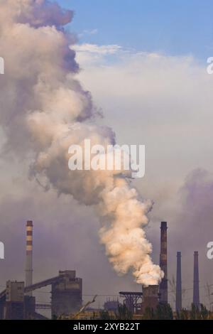 Fabrik mit Schornsteinen, die Luftverschmutzung verursachen Stockfoto