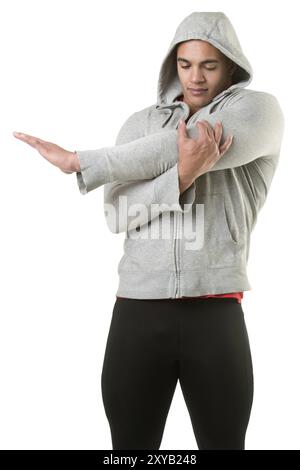 Fit Mann stretching seinen Arm nach der Ausarbeitung, isoliert Stockfoto