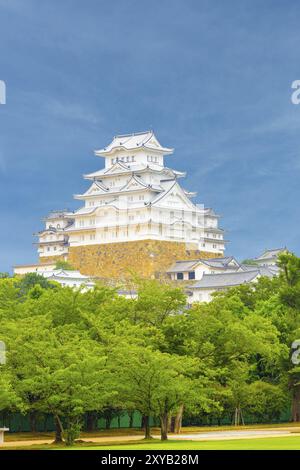 Wunderschöne Details der Burg Himeji-Jo während des ruhigen blauen Himmels im Sommer in Himeji, Japan, nachdem die Renovierungsarbeiten im Jahr 2015 beendet wurden. Vertikales Composite Stockfoto