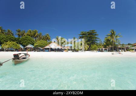 Dieses Inselparadies besitzt die natürliche Schönheit eines wirklich weißen Sandstrandes und kristallklaren Ozeans auf Ko Lipe, Thailand, Asien Stockfoto