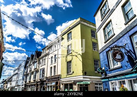 Farbenfrohe Barbikanische Old Town Shopping Street Windows Shops Plymouth Devon England Stockfoto