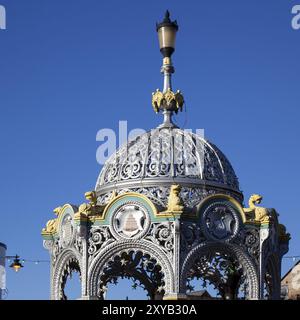 MÄRZ, CAMBRIDGESHIRE, Großbritannien, 23. NOVEMBER: Memorial Fountain in Broad Street March zur Erinnerung an die Krönung von König Georg V. im Jahr 1911, aufgenommen am November Stockfoto