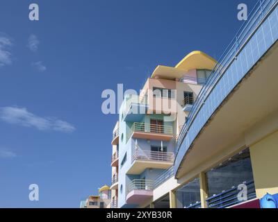 ALBUFEIRA, SÜDLICHE ALGARVE/PORTUGAL, 10. MÄRZ: Bunte Gebäude am Jachthafen in Albufeira Portugal am 10. März 2018 Stockfoto