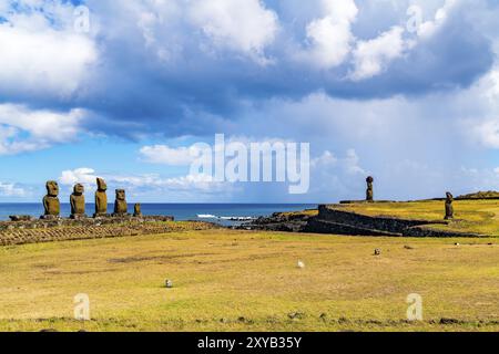 Blick auf die Gruppe der Fünf Moai Statuen Ahu Vai Uri, Ahu Ko Te Riku mit Hut und Ahu Tahai in der archäologischen Stätte Tahai auf der Osterinsel in Chil Stockfoto