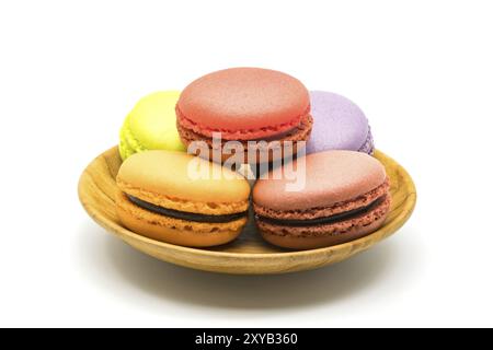 Macarons in Holzplatte auf weißem Hintergrund Stockfoto