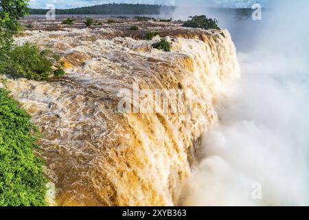 Blick auf die Iguazu Wasserfälle in Brasilien, die der Fluss Iguazu an der Grenze von Argentinien und Brasilien fällt Stockfoto