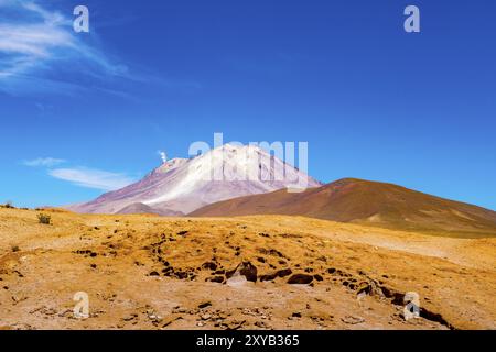 Natürliche Landschaft des aktiven Vulkans Ollague in Bolivien, Chile grenzt mit dem Rauch aus seinem Krater Stockfoto