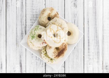 Einige frisch zubereitete Donuts (Ansicht von oben, Nahaufnahme) Stockfoto