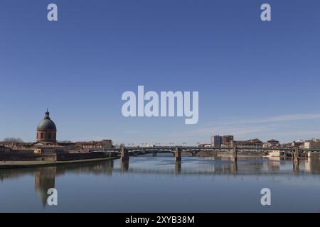 Blick auf den Fluss Garonne in Toulouse in Frankreich, die Brücke Saint-Etienne und die Kuppel des Grabkrankenhauses Stockfoto