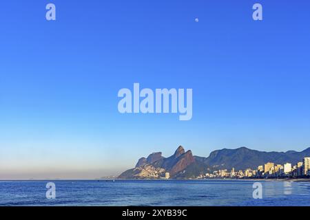 Mond über Strand von Ipanema in Rio De Janeiro am Morgen Stockfoto