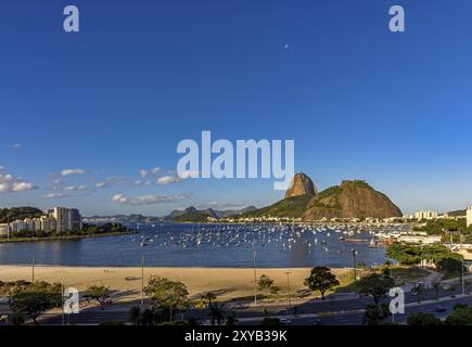 Blick auf Zuckerhut, Botafogo und Guanabara-Bucht mit Mond am Himmel Stockfoto