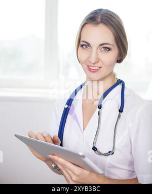 Ärztin mit Tablet-PC arbeiten Stockfoto