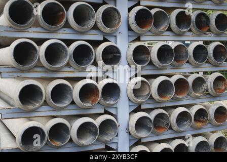 Viele gestapelte Ablaufrohre auf einer Baustelle Stockfoto