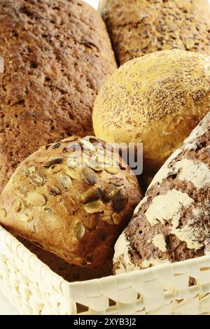 Komposition mit Brot und Brötchen auf Küchentisch Stockfoto