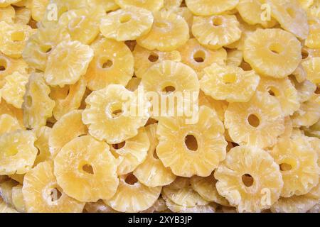 Haufen trockenen gelben Scheiben Ananas für den Verkauf am Markt Stockfoto