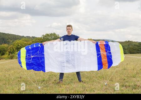 Kaukasische Teenager holding Matratze Kite im Querformat Stockfoto