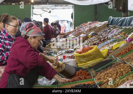 Bischkek, Kirgisistan, 2. Oktober 2014: Eine Dame, die getrocknete Früchte auf dem Osh Bazar verkauft Stockfoto