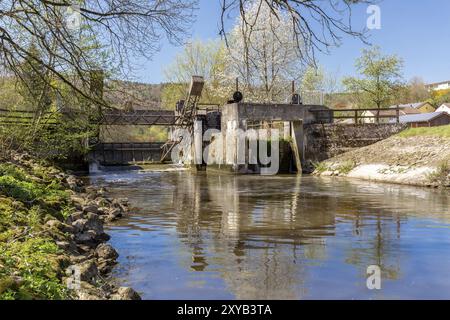 Altes Wehr auf der Altmühle bei Solnhofen Stockfoto