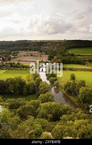 Blick von der Rudelsburg in Saaleck im Saaletal an einem Sommerabend Blick auf die Rudelsburg in Saaleck im Saaletal an einem Sommerabend Stockfoto