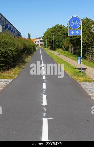 Eine zweispurige Fahrradstraße durch eine Wohngegend Stockfoto