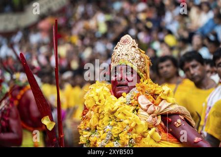 GUWAHATI, INDIEN, 19. AUGUST: Priester tanzen im Beat von Dhol (Drum) während des jährlichen dreitägigen Deodhani-Festivals im Kamakhya-Tempel auf Augus Stockfoto