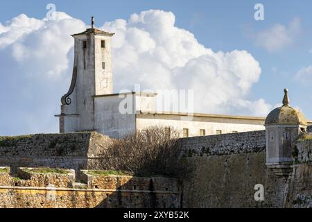 Peniche Festung mit schönen historischen weißen Gebäude und Mauern, in Portugal Stockfoto