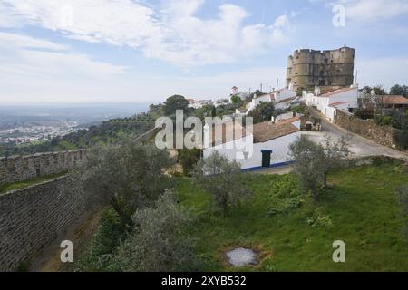Evoramonte Stadtmauer historische Gebäude und Olivenhaine Park in Alentejo, Portugal, Europa Stockfoto