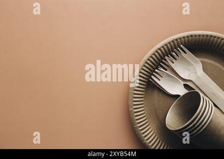 Verschiedene umweltfreundliche Kraftpapierverpackungen, Gabel, Becher und Teller, Behälter für Lebensmittel zum Mitnehmen. Null Abfall- und Recyclingkonzept. Stockfoto