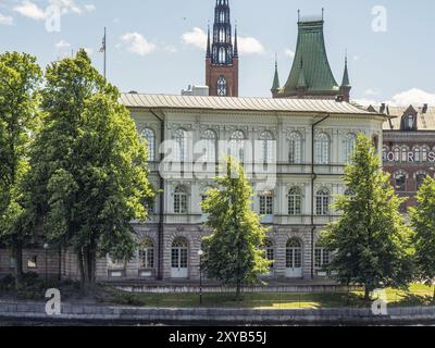 Historisches Gebäude mit großen Fenstern und umliegenden Bäumen, in einer sonnigen Stadtszene, stockholm, ostsee, schweden, skandinavien Stockfoto