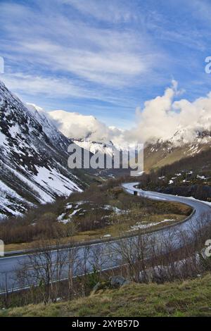 Norwegische Landschaft. Die Straße führt durch eine Bergschlucht, die vom Gletscher abfällt. Raue Natur in Skandinavien. Landschaftsfoto aus dem Nor Stockfoto