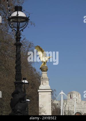 Das Royal Air Force Monument am Victoria Embankment in der Nähe von Westminster und den Houses of Parliament mit einem goldenen Adler auf einer Steinkugel Stockfoto