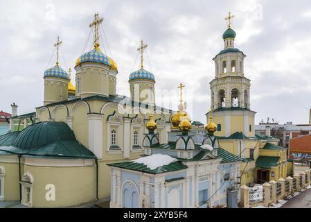 Kazan, Russland. Nikolaya Chudotvortsa Dom Nizskogo und Kirche der Fürbitte der Heiligen Jungfrau Stockfoto