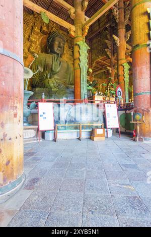 Abgewinkeltes Profil der weltweit größten Bronze-Buddha-Statue in der Großen Buddha-Halle, Daibutsuden, im Todai-JI-Tempel in Nara, Japan. Vertikal Inte Stockfoto