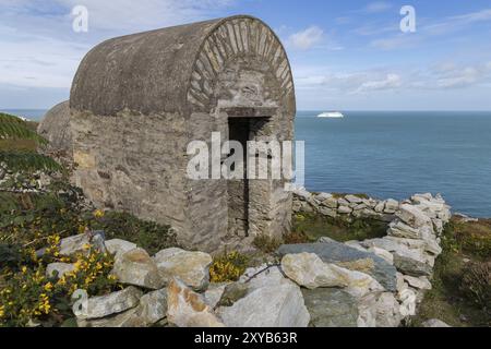 Gehen Sie vom Holyhead Breakwater Country Park nach North Stack, Isle of Anglesey, Wales, Großbritannien Stockfoto