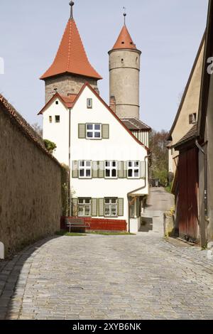 Dinkelsbüehl, Stadtmauer mit Wehrturm und Wohngebäude Stockfoto