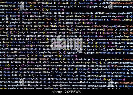 Software-Quellcode. Programmiercode. Programmiercode auf dem Computerbildschirm. Entwickler, die im Büro an Programmcodes arbeiten. Quellcode Stockfoto