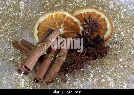 Weihnachtsarrangement aus getrockneten Orangenscheiben, Zimtstangen und Anissternen Stockfoto