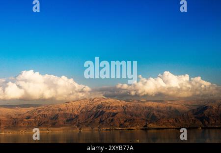 Die jordanische Seite des Toten Meeres von der israelischen Seite aus gesehen an einem klaren Tag. Stockfoto