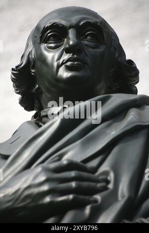 Denkmal für Johann Gottfried Herder vor der Herderkirche in Weimar (Thüringen) Stockfoto