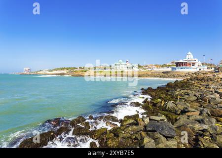 Landschaftsansicht von Kamarajar und Gandhi Memorial Mandapam an der Küste von Kanyakumari an einem sonnigen Tag in Tamil Nadu, Indien. Horizontal Stockfoto