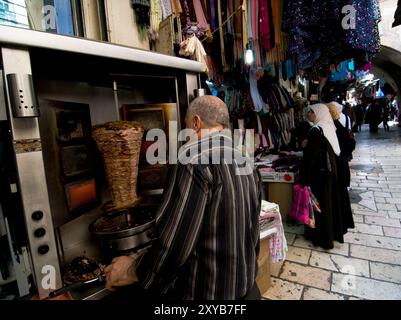 Ein Shawarma-Verkäufer im muslimischen Viertel in der Altstadt von Jerusalem. Stockfoto